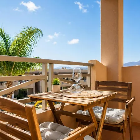 Daire Medano Sunny Apartment, Pool, Parking &